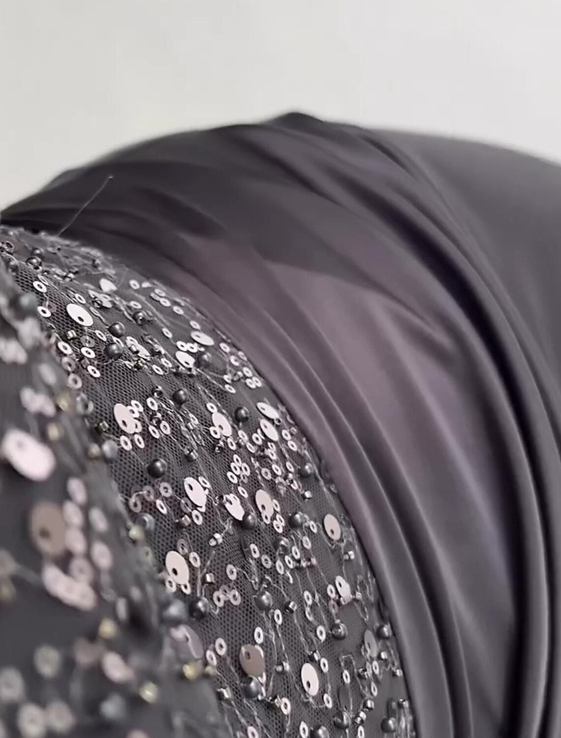 Abito da sera a trapezio, natalizio, con spacco alto, formale, con strascico a ruota, manica lunga, collo alto, raso con spacco arricciato e glitter